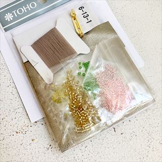 and t kit labo お花刺しゅうブローチ「コスモス」